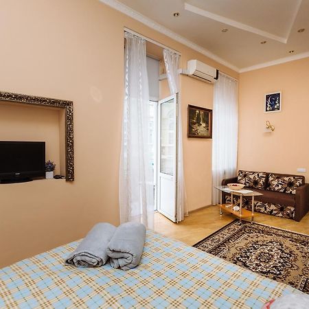 Apartments On Teatralna 26 Lviv Bagian luar foto