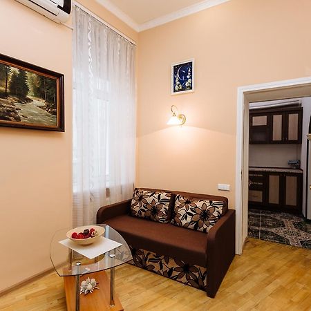 Apartments On Teatralna 26 Lviv Bagian luar foto